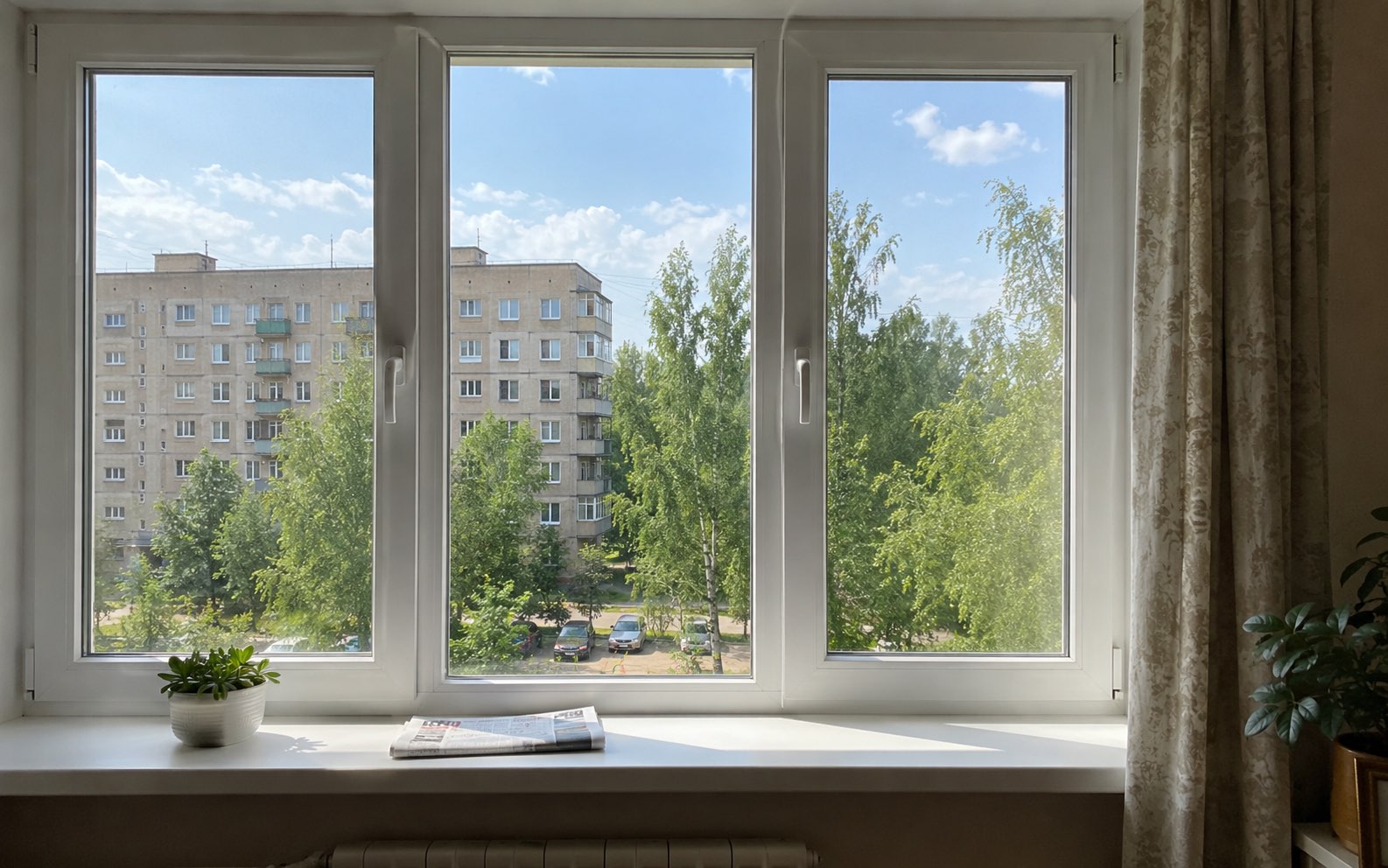Чистое окно с видом на город